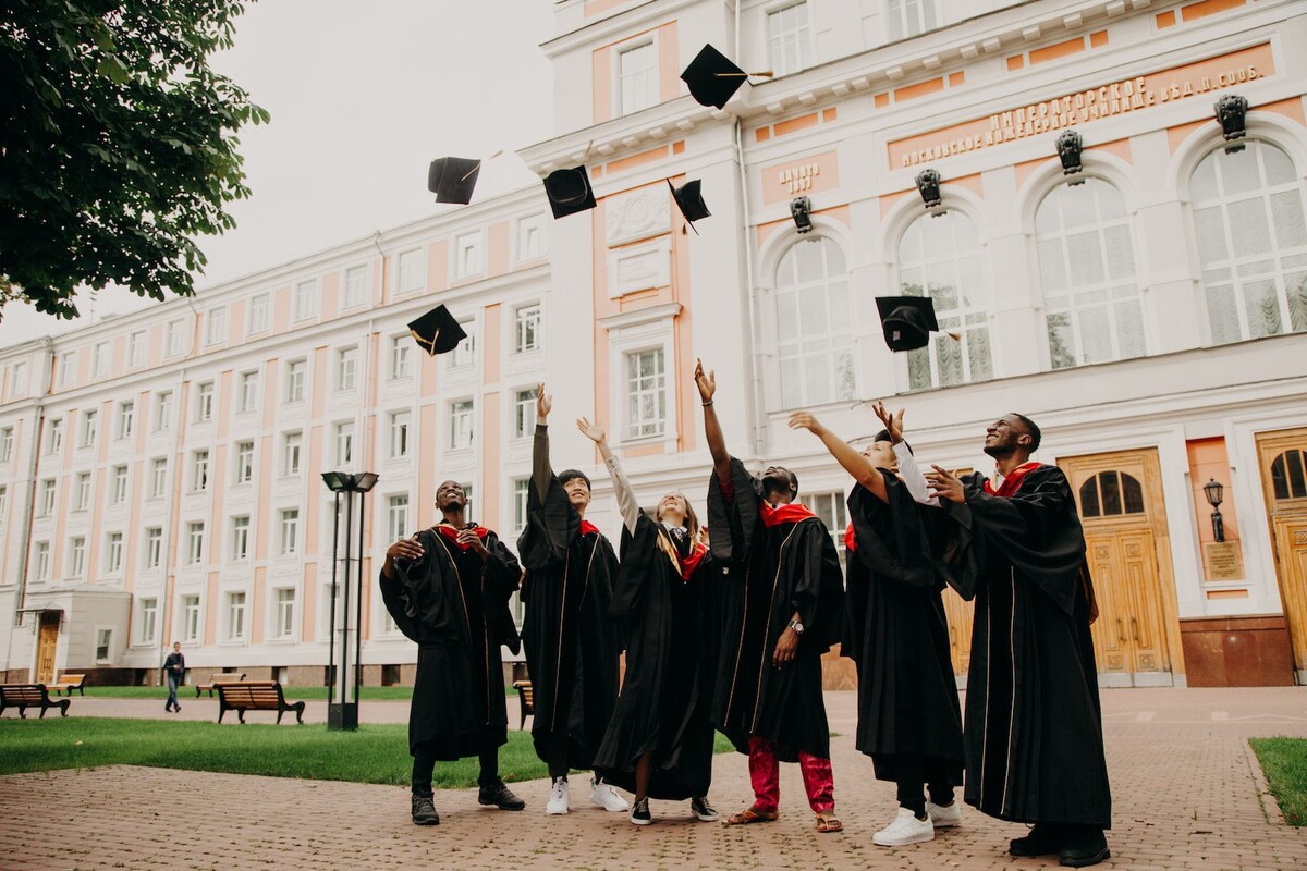 Canada Scholarships for International Students: Funding & Application Guide